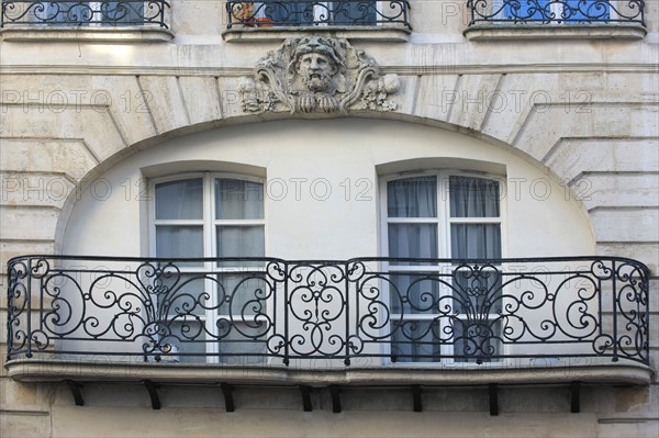 France, ile de france, paris 4e arrondissement, le marais, rue francois miron, immeuble n42 maison, detail balcon et mascaron, ferronnerie, 
Date : 2011-2012