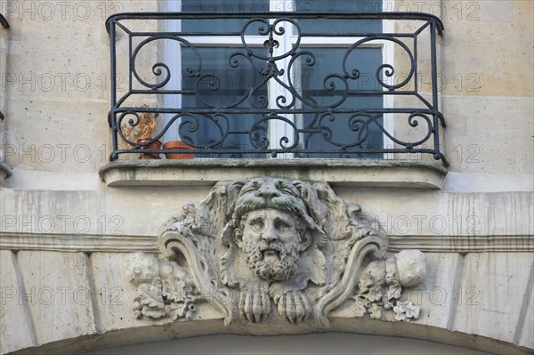 France, ile de france, paris 4e arrondissement, le marais, rue francois miron, immeuble n42 maison, detail balcon et mascaron, ferronnerie, 
Date : 2011-2012