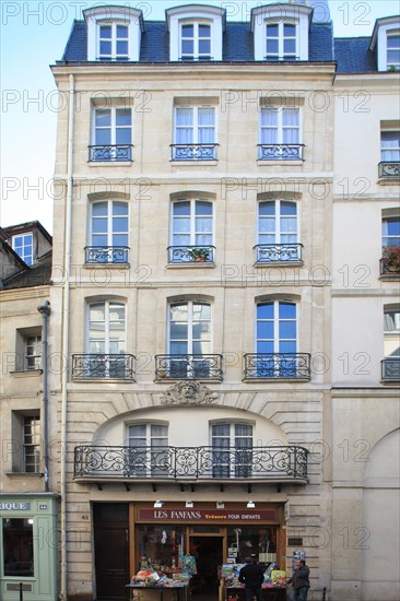 France, ile de france, paris 4e arrondissement, le marais, rue francois miron, immeuble n42 maison, detail balcon et mascaron, ferronnerie, 
Date : 2011-2012