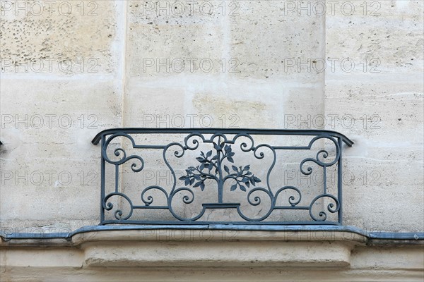 France, ile de france, paris 4e arrondissement, le marais, rue francois miron, immeuble du 2 au 14, pavillons, balcon avec motif de l'orme de saint gervais, 
Date : 2011-2012