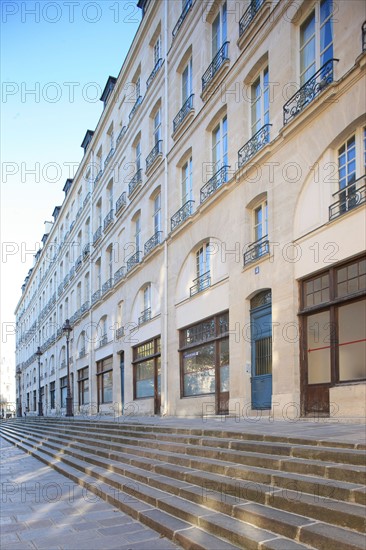 France, ile de france, paris 4e arrondissement, le marais, rue francois miron, immeuble du 2 au 14, pavillons, balcon avec motif de l'orme de saint gervais,
Date : 2011-2012