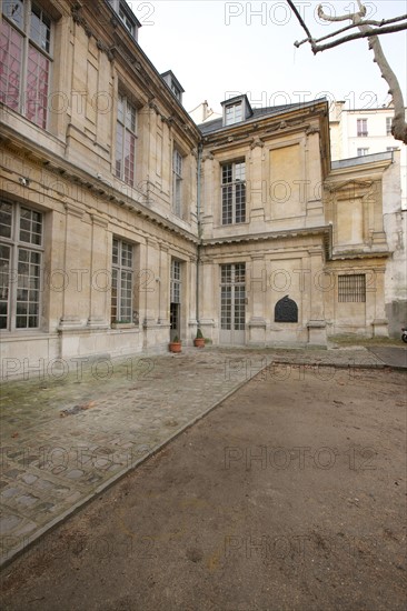 France, ile de france, paris 4e arrondissement, le marais, 7 rue de sevigne, caserne des pompiers de paris, hotel bouthillier de chavigny, hotel particulier, architecte francois mansart, detail aile deuxieme cour, 
Date : 2011-2012