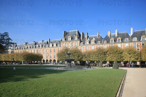 France, ile de france, paris 4e arrondissement, marais, place des vosges, panorama cote rue de sfarncs bourgeois.
Date : 2011-2012