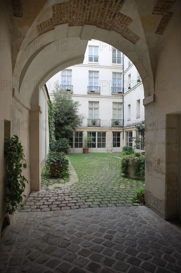 France, ile de france, paris 4e arrondissement, marais, place des vosges, numero 23, hotel de richelieu, entree de la cour.
Date : 2011-2012