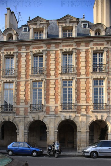 France, ile de france, paris 4e arrondissement, le marais, place des vosges, no11 facade sur rue de l'hotel pierrard.
Date : 2011-2012