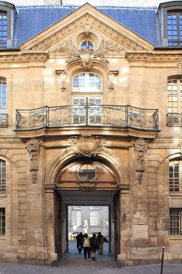 France, ile de france, paris 4e arrondissement, le marais, 31 rue des francs bourgeois, hotel d'albret, hotel particulier, affaires culturelles de la ville de paris, facade sur rue, portail.
Date : 2011-2012