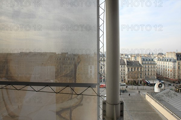 France, ile de france, paris 4 arrondissement, beaubourg, centre pompidou, architectes renzo piano et richard rogers, facade, derriere l'affiche.
Date : 2011-2012