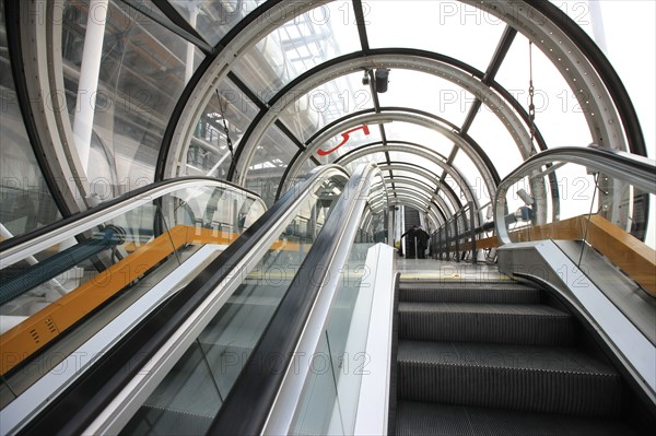 France, ile de france, paris 4 arrondissement, beaubourg, centre pompidou, architectes renzo piano et richard rogers, facade, chenille, escalator.
Date : 2011-2012