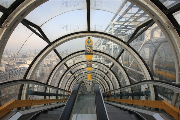 France, ile de france, paris 4 arrondissement, beaubourg, centre pompidou, architectes renzo piano et richard rogers, facade, chenille, escalator.
Date : 2011-2012