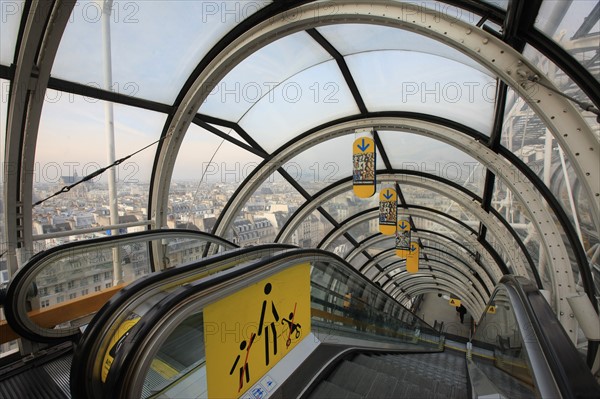 France, ile de france, paris 4 arrondissement, beaubourg, centre pompidou, architectes renzo piano et richard rogers, facade, chenille, escalator.
Date : 2011-2012