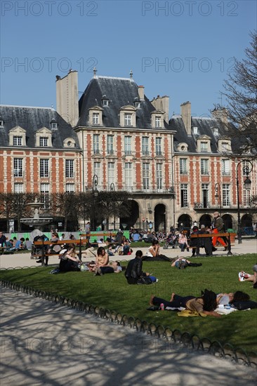 France, ile de france, paris 4e arrondissement, marais, place des vosges, pelouse.
Date : 2011-2012