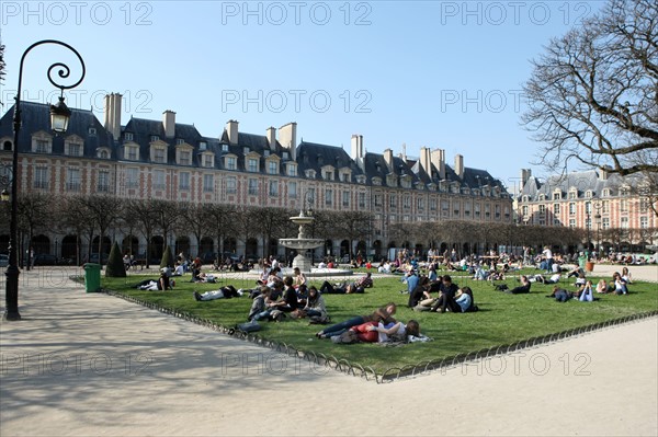 France, ile de france, paris 4e arrondissement, marais, place des vosges, pelouse.
Date : 2011-2012