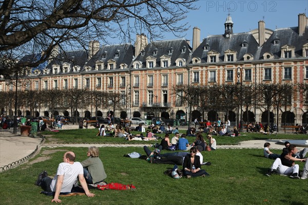 France, ile de france, paris 4e arrondissement, marais, place des vosges, pelouse.
Date : 2011-2012