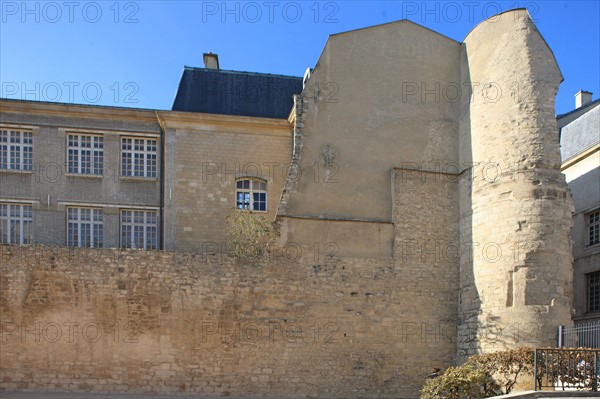 France, ile de france, paris 4e arrondissement, le marais, rue des jardins saint paul et rue charlemagne, vestiges du mur d'enceinte de philippe auguste.
Date : 2011-2012