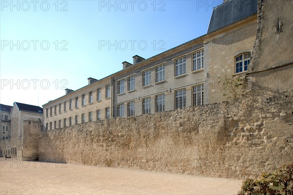 France, ile de france, paris 4e arrondissement, le marais, rue des jardins saint paul et rue charlemagne, vestiges du mur d'enceinte de philippe auguste.
Date : 2011-2012