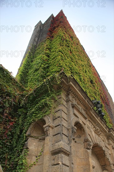 France, ile de france, paris 4e arrondissement, le marais, 62 rue saint antoine, hotel de bethune sully, centre des monuments nationaux, facade sur la seconde cour, angle du mur renard.
Date : 2011-2012