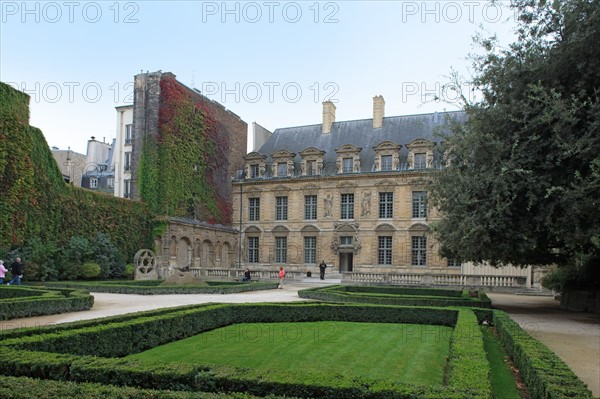 France, ile de france, paris 4e arrondissement, le marais, 62 rue saint antoine, hotel de bethune sully, centre des monuments nationaux, facade sur la seconde cour et jardin depuis l'orangerie.
Date : 2011-2012