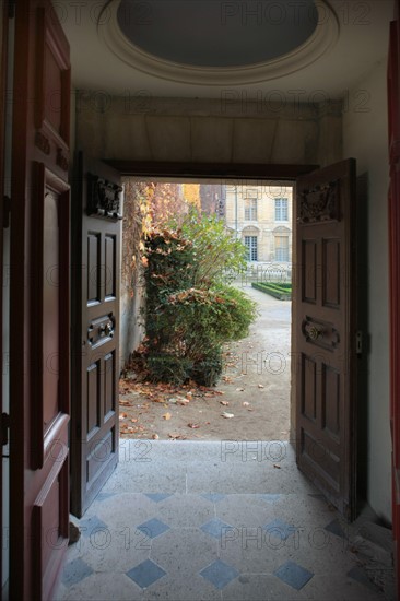 France, ile de france, paris 4e arrondissement, le marais, 62 rue saint antoine, hotel de bethune sully, centre des monuments nationaux, entree vers le jardin par la place des vosges.
Date : 2011-2012