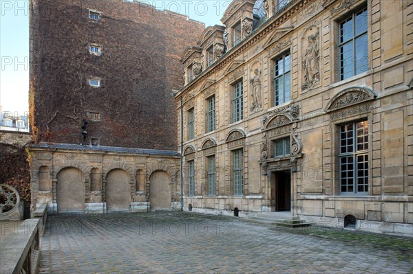 France, ile de france, paris 4e arrondissement, le marais, 62 rue saint antoine, hotel de bethune sully, centre des monuments nationaux, facade sur la seconde cour, mur renard.
Date : 2011-2012