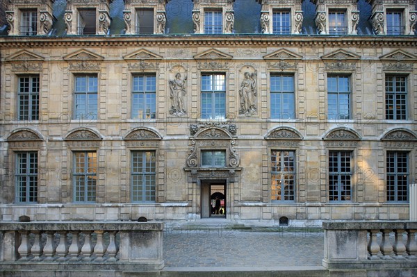 France, ile de france, paris 4e arrondissement, le marais, 62 rue saint antoine, hotel de bethune sully, centre des monuments nationaux, facade sur la seconde cour.
Date : 2011-2012