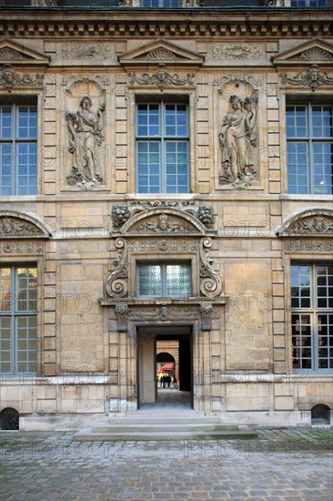 France, ile de france, paris 4e arrondissement, le marais, 62 rue saint antoine, hotel de bethune sully, centre des monuments nationaux, facade sur la seconde cour.
Date : 2011-2012