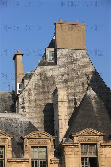 France, ile de france, paris4e arrondissement, le marais, 62 rue saint antoine, hotel de bethune sully, siege des monuments historiques, derriere l'orangerie, lucarne de la place des vosges.
Date : 2011-2012