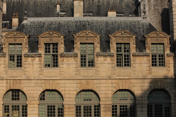 France, ile de france, paris 4e arrondissement, le marais, 62 rue saint antoine, hotel de bethune sully, siege des monuments historiques, orangerie, cadran solaire.
Date : 2011-2012