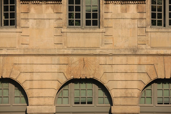 France, ile de france, paris 4e arrondissement, le marais, 62 rue saint antoine, hotel de bethune sully, siege des monuments historiques, orangerie, cadran solaire.
Date : 2011-2012