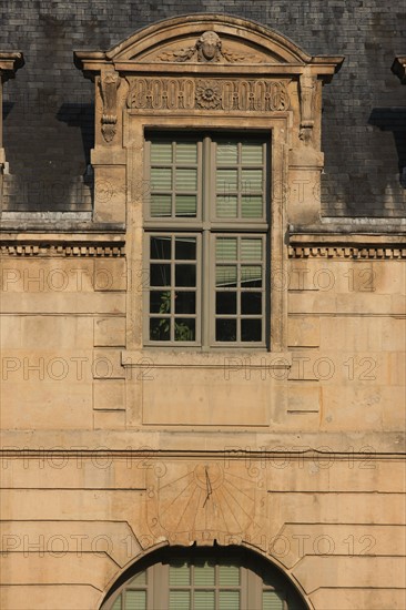 France, ile de france, paris 4e arrondissement, le marais, 62 rue saint antoine, hotel de bethune sully, siege des monuments historiques, orangerie, cadran solaire.
Date : 2011-2012