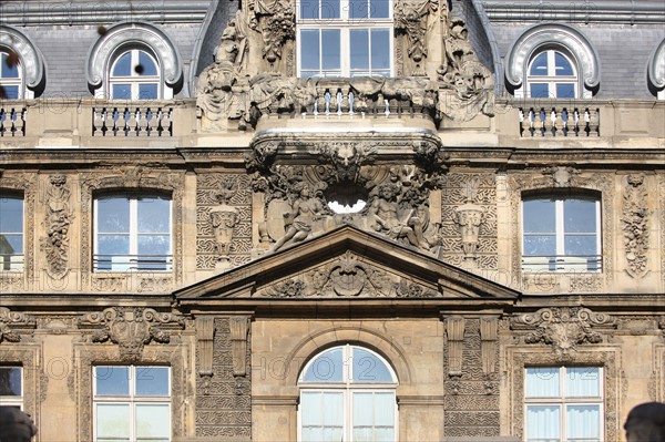 France, ile de france, paris, le marais, 4e arrondissement, 2 quai des celestins, hotel fieubet, ecolle massillon, facade sur cour, hotel particulier.
Date : 2011-2012