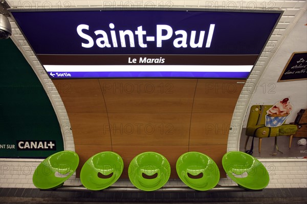 France, ile de france, paris 4e arrondissement, station de metro saint paul, rue saint antoine, mobilier de station.
Date : 2011-2012