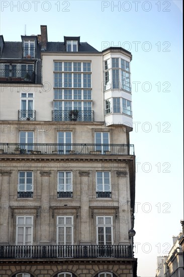 France, ile de france, paris 5e arrondissement, 23 quai malaquais, haut inattendu d'un immeuble, elevation.
Date : 2011-2012