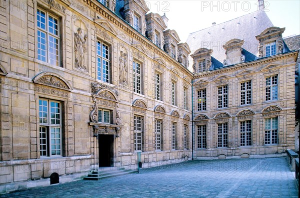 France, ile de france, paris 4e arrondissement, le marais, rue saint antoine, hotel de bethune sully, siege des monuments nationaux, seconde cour, corps de logis.
Date : 2011-2012