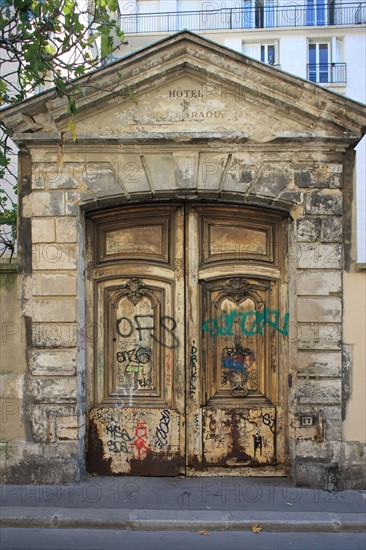 France, ile de france, paris, le marais, 4e arrondissement, 6 rue beautreillis, ancien hotel raoul, vestige du portail, graffitti, hotel particulier.
Date : 2011-2012