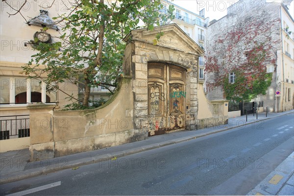 France, ile de france, paris, le marais, 4e arrondissement, 6 rue beautreillis, ancien hotel raoul, vestige du portail, graffitti, hotel particulier.
Date : 2011-2012