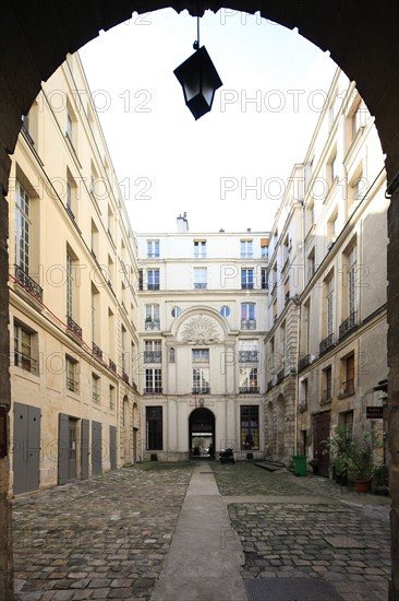 france, region ile de france, paris 4e arrondissement, ile saint louis, 51 rue saint louis en l'ile, hotel chenizot, portail, dragons, hotel particulier, cour.
Date : 2011-2012