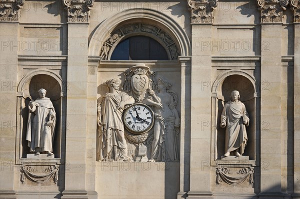 France, ile de france, paris 5e arrondissement, boulevard saint michel, universite de la sorbonne, chapelle, dome, sculptures, horloge, facade.
Date : 2011-2012