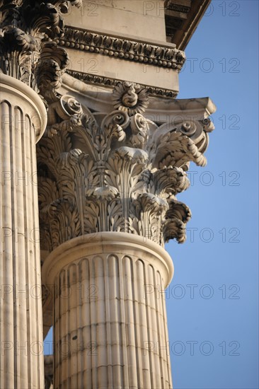 France, ile de france, paris 5e arrondissement, rue soufflot, pantheon, place des grands hommes, colonnade, detail chapiteau composite.
Date : 2011-2012