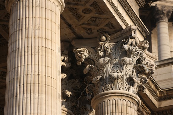 France, ile de france, paris 5e arrondissement, rue soufflot, pantheon, place des grands hommes, colonnade, detail chapiteau composite.
Date : 2011-2012