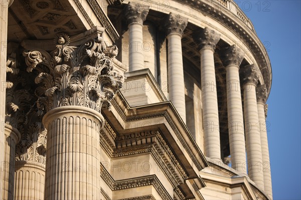 France, ile de france, paris 5e arrondissement, rue soufflot, pantheon, place des grands hommes, colonnade, detail chapiteau composite.
Date : 2011-2012