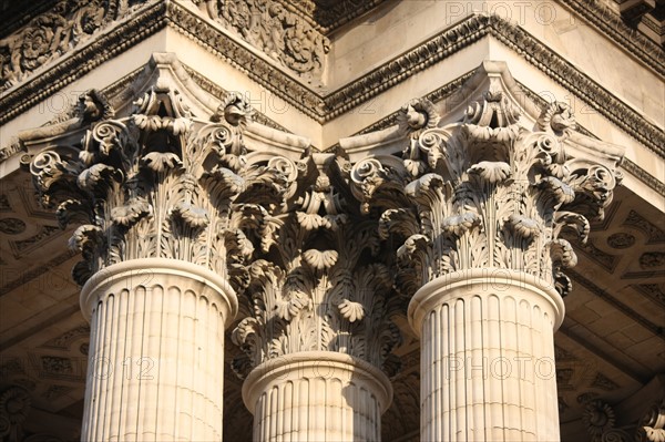 France, ile de france, paris 5e arrondissement, rue soufflot, pantheon, place des grands hommes, colonnade, detail chapiteau composite.
Date : 2011-2012