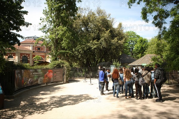 France, ile de france, paris 5e arrondissement, jardin des plantes, entree de la menagerie, groupe d'adolescents.
Date : 2011-2012