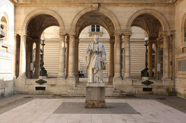 France, ile de france, paris 5e arrondissement, place marcellin berthelot, college de france, cour d'honneur, statue de bude, fondateur, enseignement.
Date : 2011-2012