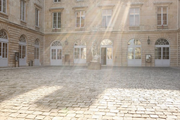 France, ile de france, paris 5e arrondissement, place marcellin berthelot, college de france, cour d'honneur, statue de champollion, enseignement.
Date : 2011-2012