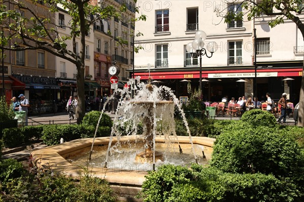 France, ile de france, paris 5e arrondissement, place de la contrescarpe, rue mouffetard, fontaine, terrasses de cafes.
Date : 2011-2012