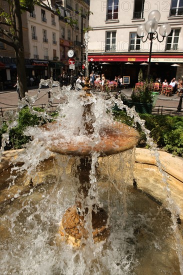 France, ile de france, paris 5e arrondissement, place de la contrescarpe, rue mouffetard, fontaine, terrasses de cafes.
Date : 2011-2012