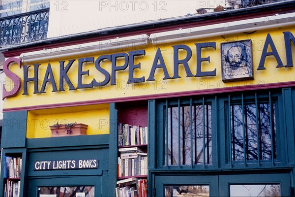 France, ile de france, paris 5e arrondissement, 1 rue de la bucherie, librairie shakespeare & co, livres, anglophones, litterature anglo saxonne, walt whitman.
Date : 2011-2012