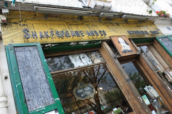 France, ile de france, paris 5e arrondissement, 1 rue de la bucherie, librairie shakespeare & co, livres, anglophones, litterature anglo saxonne, walt whitman.
Date : 2011-2012