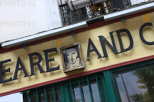 France, ile de france, paris 5e arrondissement, 1 rue de la bucherie, librairie shakespeare & co, livres, anglophones, litterature anglo saxonne, walt whitman.
Date : 2011-2012