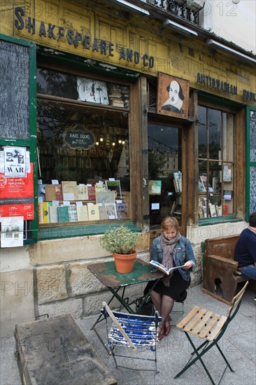 France, ile de france, paris 5e arrondissement, 1 rue de la bucherie, librairie shakespeare & co, livres, anglophones, litterature anglo saxonne, walt whitman.
Date : 2011-2012